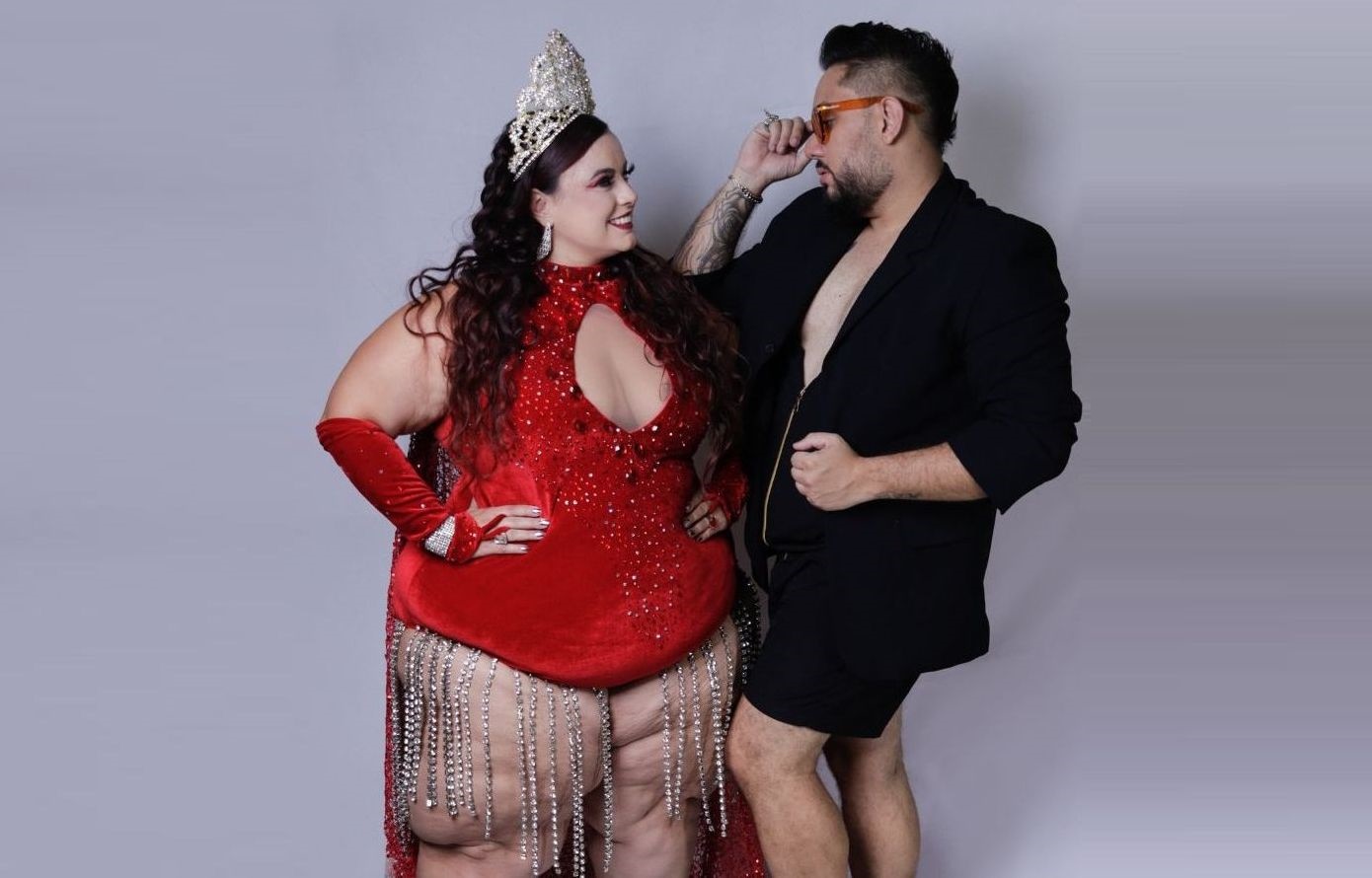 Modelo Plus Size Leka Lopes e o estilista Bruno Bacck - Crédito da Foto: Jonas Guimarães / Renato Cipriano - Divulgação