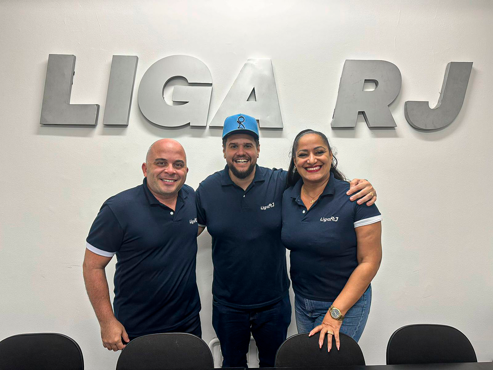 Hugo Junior, Macaco Branco e Carla Brito